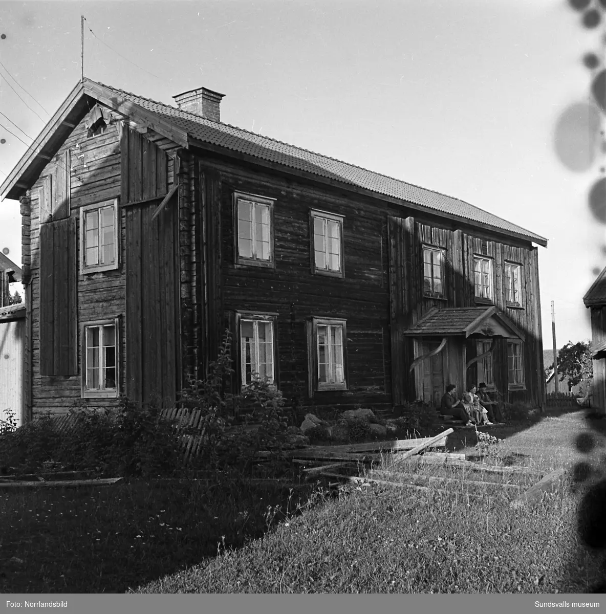 En av de gamla släktgårdarna i Harv som senare (1963) blev lågornas rov då nästan hela Harvs by brann. Petter Nilsson (bild 5 och 6) sköter om gården.