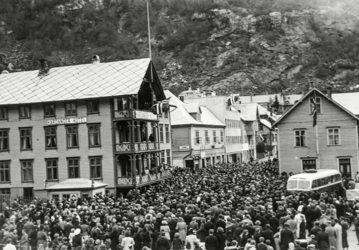 Fredsfeiringa i Odda sentrum i 1945
