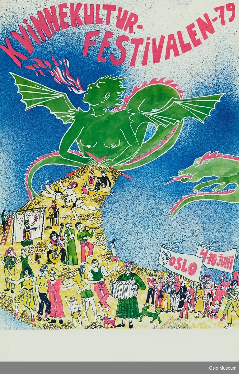 Grønn kvinnelig drage eller Sfinx (?) blåser ut ild med teksten "Kvinnekulturfestivalen-79". Hun strikker et gult skjerf (?) og kvinner i ulike kulturelle aktiviteter er tegnet på dette skjerfet.