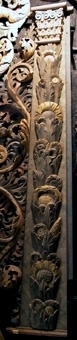 Altaruppsats av trä. Omramning till korfönster med genombrutna, vegetativa ornament.