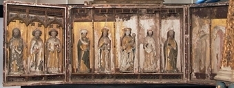 Altarskåp i trä med figurer i ljust lövträ och masverk i ek. Korpus har fem nischer och vardera dörr har tre nischer. I den högra dörren är en nisch bortsågad. Madonna och tre helgon är bevarade i korpus, i vänster dörr är alla tre apostlarna bevarade och i höger endast en. Bakgrundens glansförgyllning ligger till stor del på duk som lossnat. Bakom masverket är det målat med caput mortum, ramverket är rött med schabloner och hålkälarna är blå. Figurerna har glansförgyllningar och imitationsförgyllningar. Madonnans mantel är matt blå, azurit, med bård i guld och klädnaden är glansförgylld. Några partier av dörrarnas utvändiga målning är bevarad.