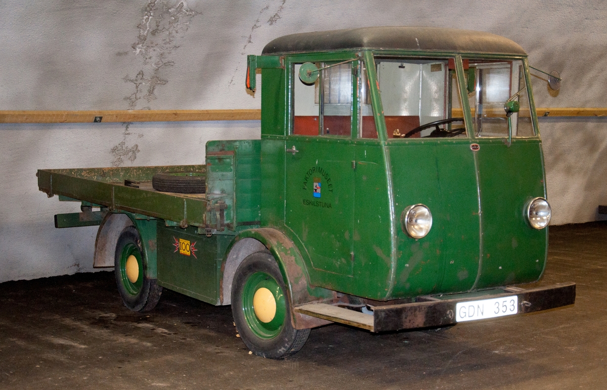 El lastbil, fabrikat ASEA, Typ EBV 10/11, Chassinr 182, årsmodell 1945, Registreringsnummer GDN353.
Totalvikt 2600 kg. Hytten har skylt märkt "AB Hägglund & Söner, Örnsköldsvik".
Bilen har ägarskylt  märkt "Karlskrona Hattfabrik", hemort Karlskrona, igenkänningsmärke "K1241", "BES. 5 2 1945". 
Med bilen följer ett reservhjul samt en planka med texten "Karlskrona hattfabrik".