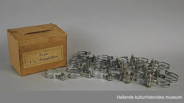 Häftad ask (1) med 21 stycken förkromade cykelpumphållare (2-22) i metall.