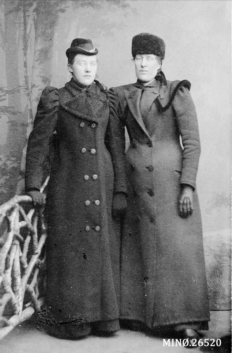 Portrett av kvinner. Anna Telnes og Berit Haugen, født 13/8-1870. Beret ble gift med Lombnes i Tylldalen. 