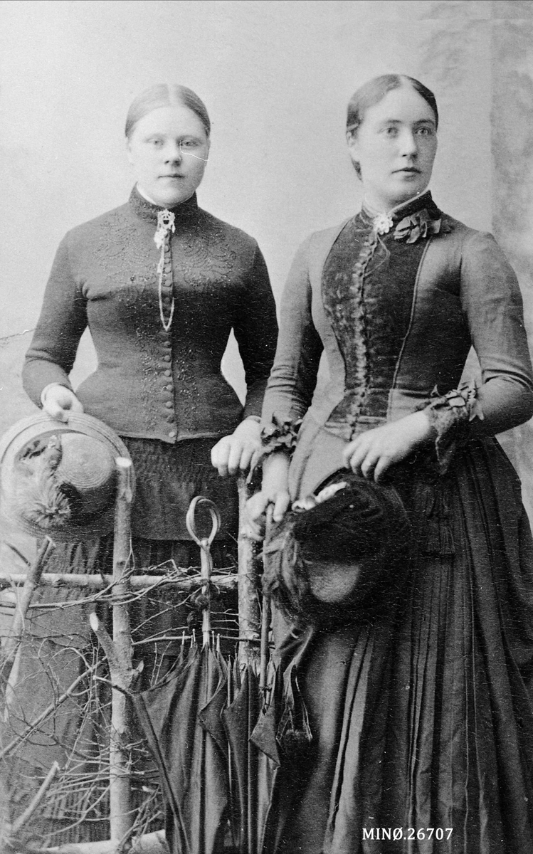 Portrett av to kvinner. Serina Ålberg til venstre. 
