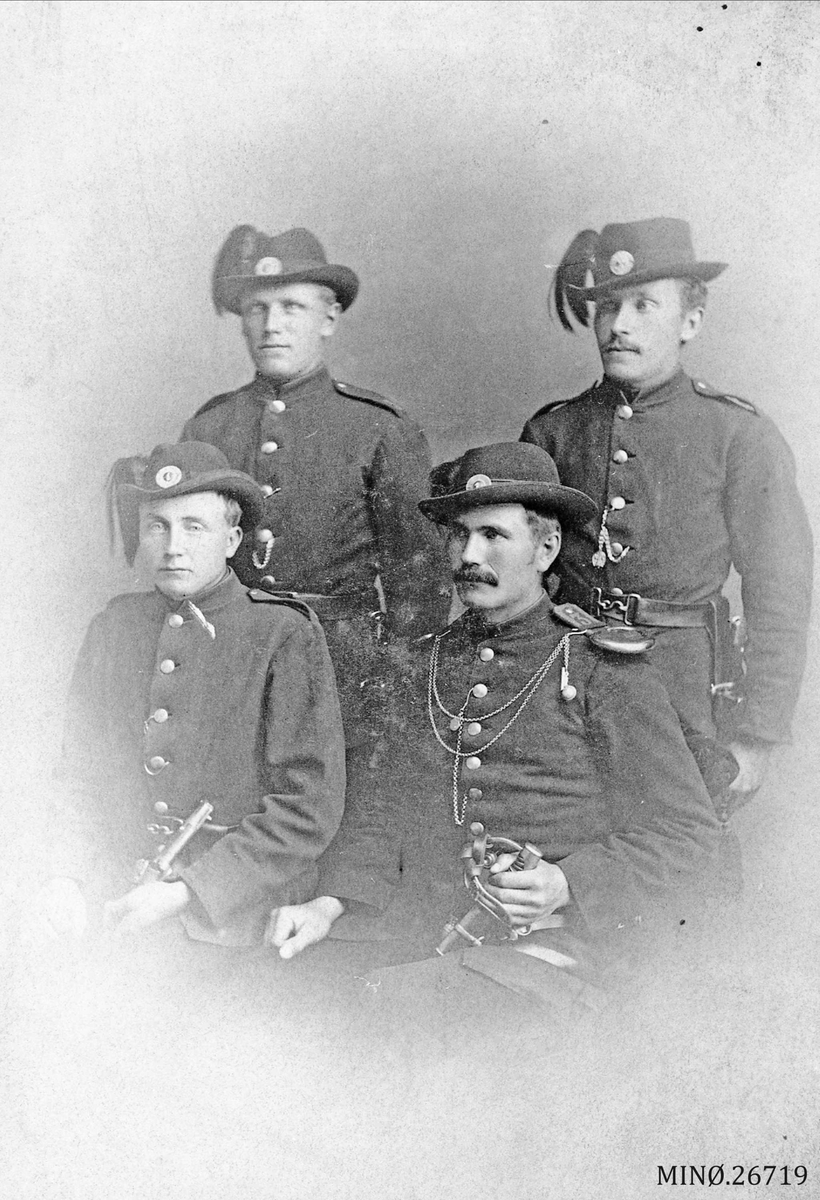 Portrett av fire unge menn i uniform