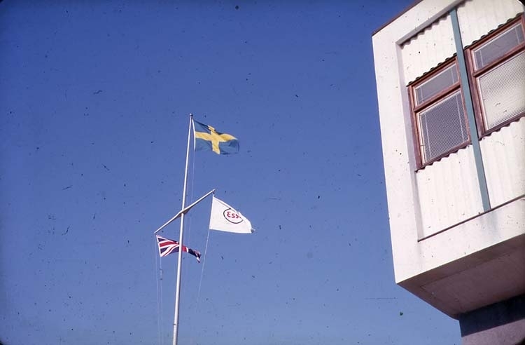Hamnen hälsar "Esso Gothenburg".