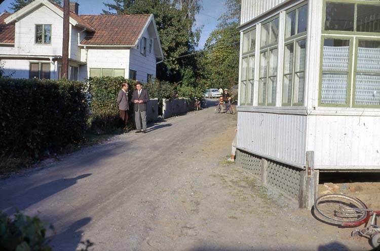 Filmteam från USA 15-19/9 1962
Stenungsunds gamla centrum, Kyrkvägen. Gatubild.