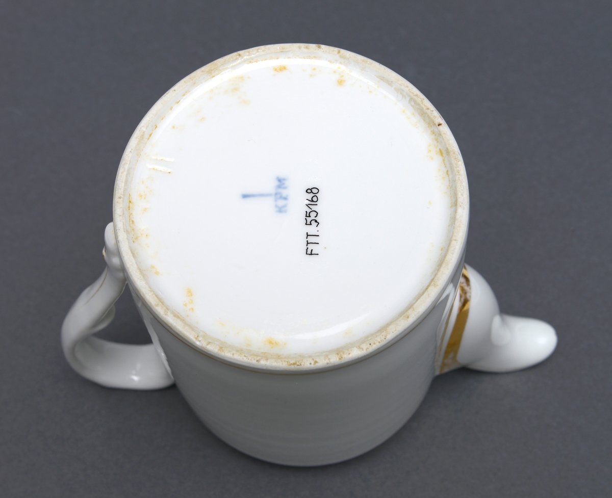 Rund te/kaffekanne av porselen med glasur og gulldekorasjoner som er noe slitt. Med hank og tåreformet lokk.