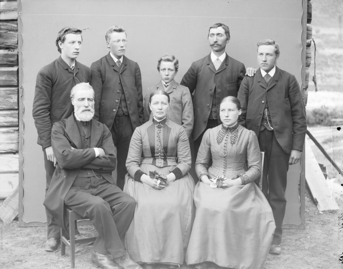 Gruppebilde Olstad og Forberg, Skjåk. Sittende fra venstre; Garvar Johan Olstad (f 1845) og kona Mari (f Holø 1850), usikker (kan være Eline Lund). Stående fra venstre; ukjent (kan være Peder Skotte), Hans H. Forberg (f 1874), Jan Olstad (f 1876), Sevald Forberg (f 1859) og Kristen Forberg (f 1869).