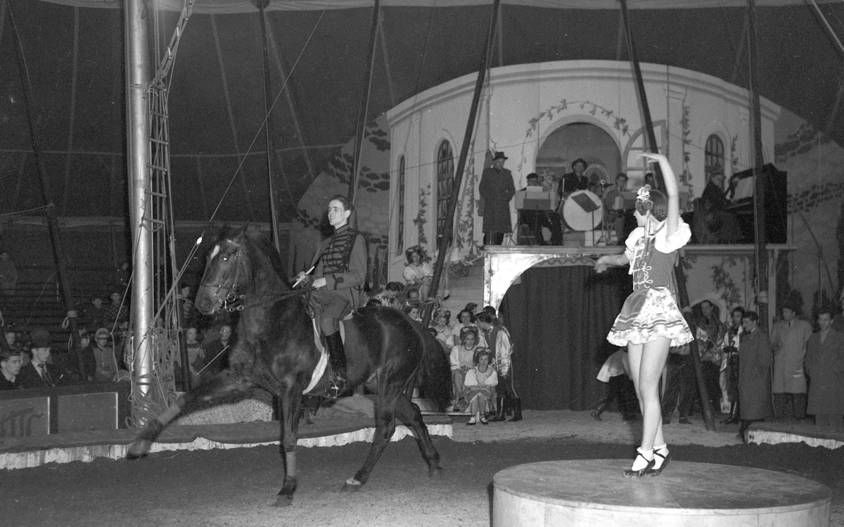 Furuviksparken invigdes 1936. Folkdanslaget Furuviks Ungdomslag och Barnkabarén blev Furuviksbarnen.
Ungdomscirkusen. (Cirkustältet kan vara i Gävle).