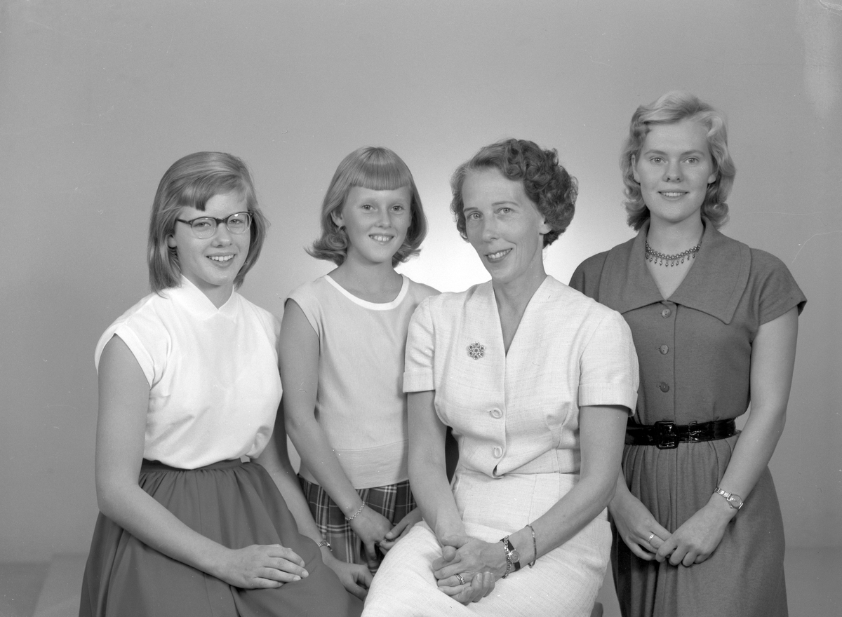 Fru Bjurholm med döttrarna, Valbogatan 44, Gävle. Den 13 september 1956