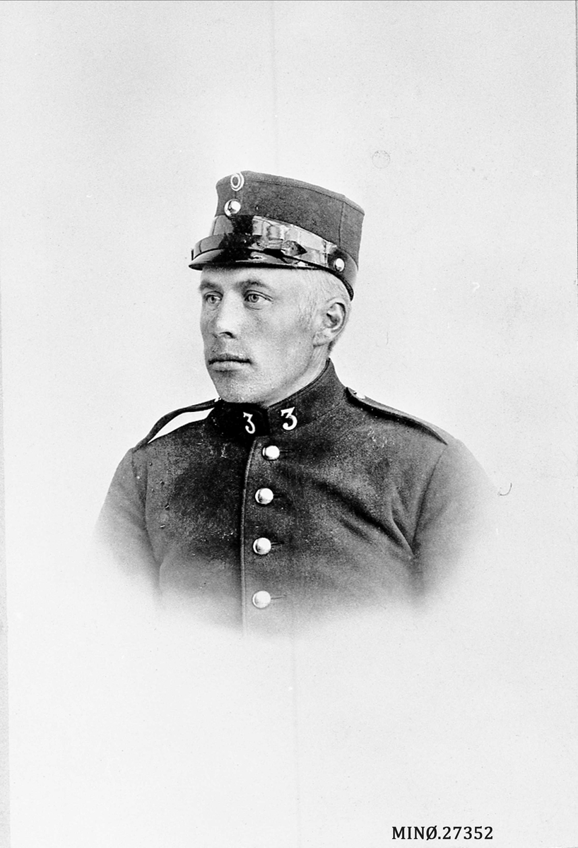Portrett av mann i uniform Ludvig Kolstad