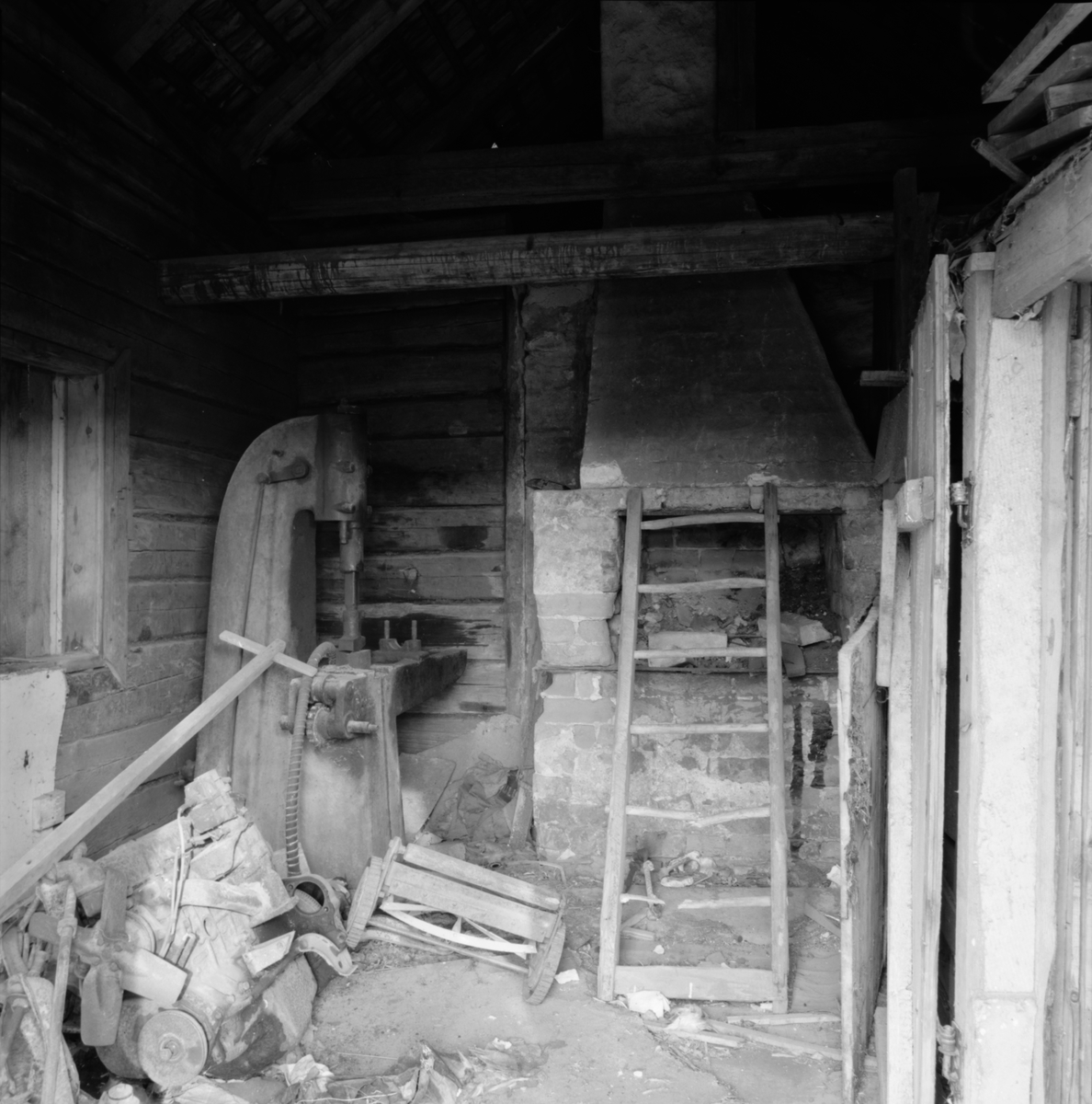 Klensmedja på baksidan av timrad gruvstuga från senare delen av 1800-talet intill Konstängsgruvan, Dannemora Gruvor AB, Dannemora, Uppland maj 1991