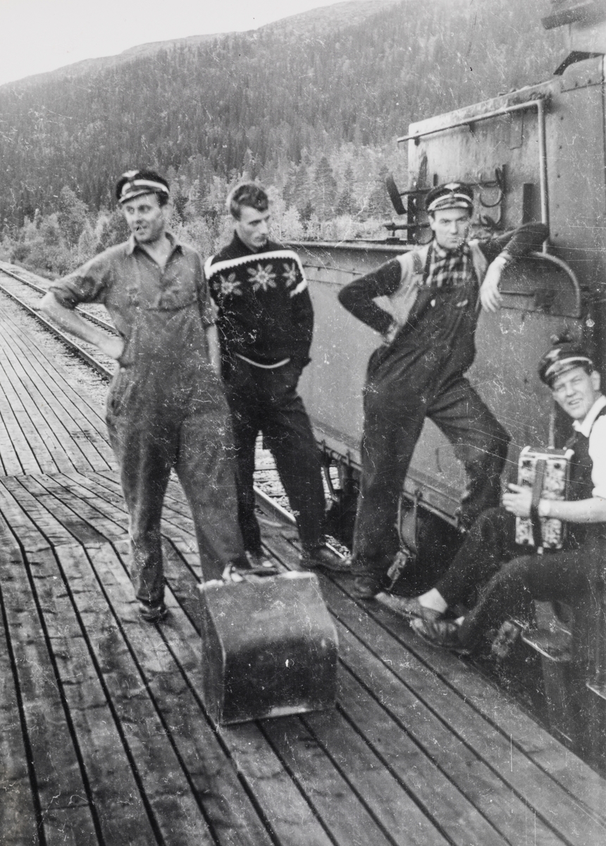 "Trekkspillklubben" på utflukt. Lokomotivpersonalet ved damplok 21c nr. 370 under oppholdet på Lassemoen stasjon.