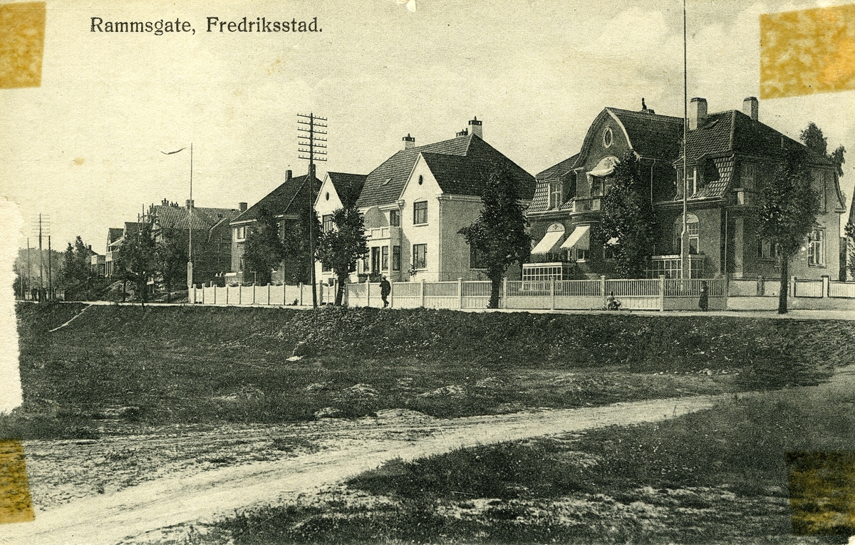 Fredrikstad, Vestsiden, Cicignon. 
Husrekke på vollen av Cicignon fort, bygd 1915-1916. Ove Ramms gate 2-4-6-8a-8b (fra høyre mot venstre) (nummer 2 og 4 utgjør én bygning),
Glacis gate 1 (hus nr 4 fra høyre), Welhavens gate 1 (lengst til h). Tollbodplassen (i forgrunnen).