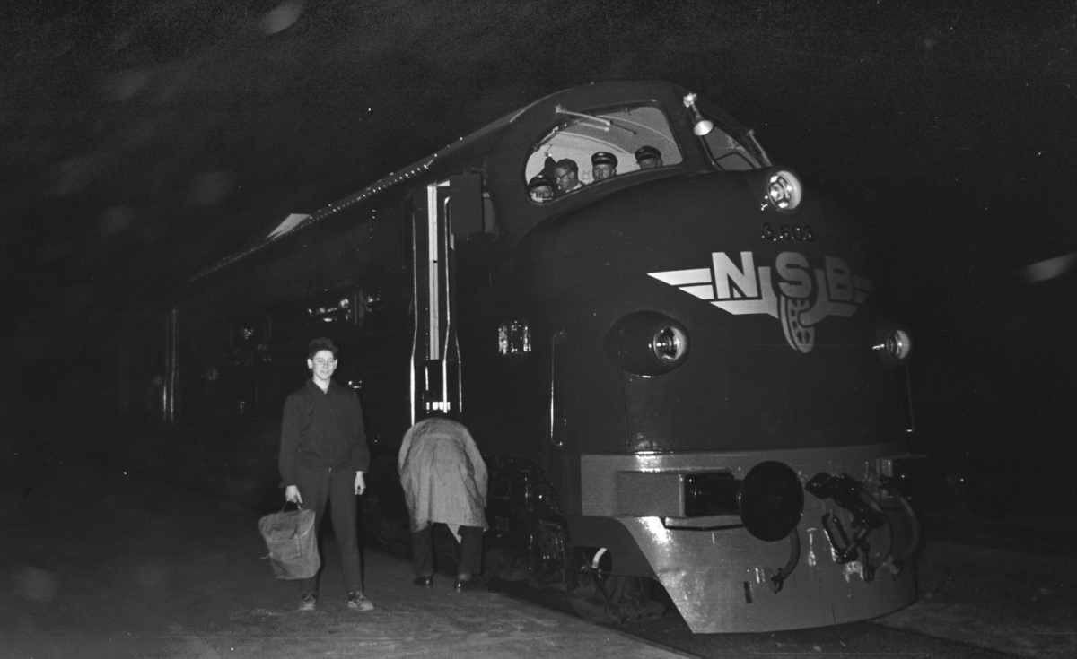 Nytt diesellokomotiv type Di 3 nr. 603 ankommer Trondheim som forspannlokomotiv i dagtoget fra Oslo Ø over Dovre, tog 401.