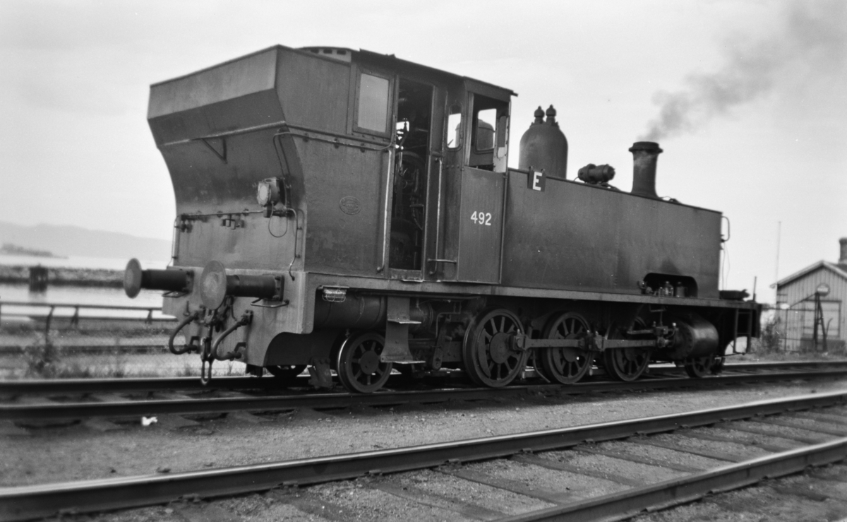 Damplokomotiv type 54a nr. 492 i skiftetjeneste på Trondheim stasjon.