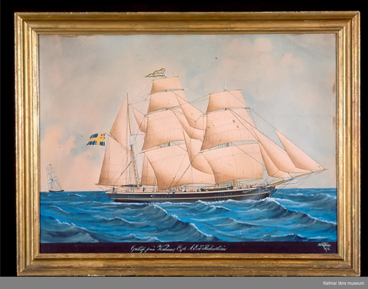 Segelfartyg för fulla segel, svart skrov, vit reling, därunder en svagt gul linje längs med fartyget. I bakgrunden till höger ett segelfartyg.