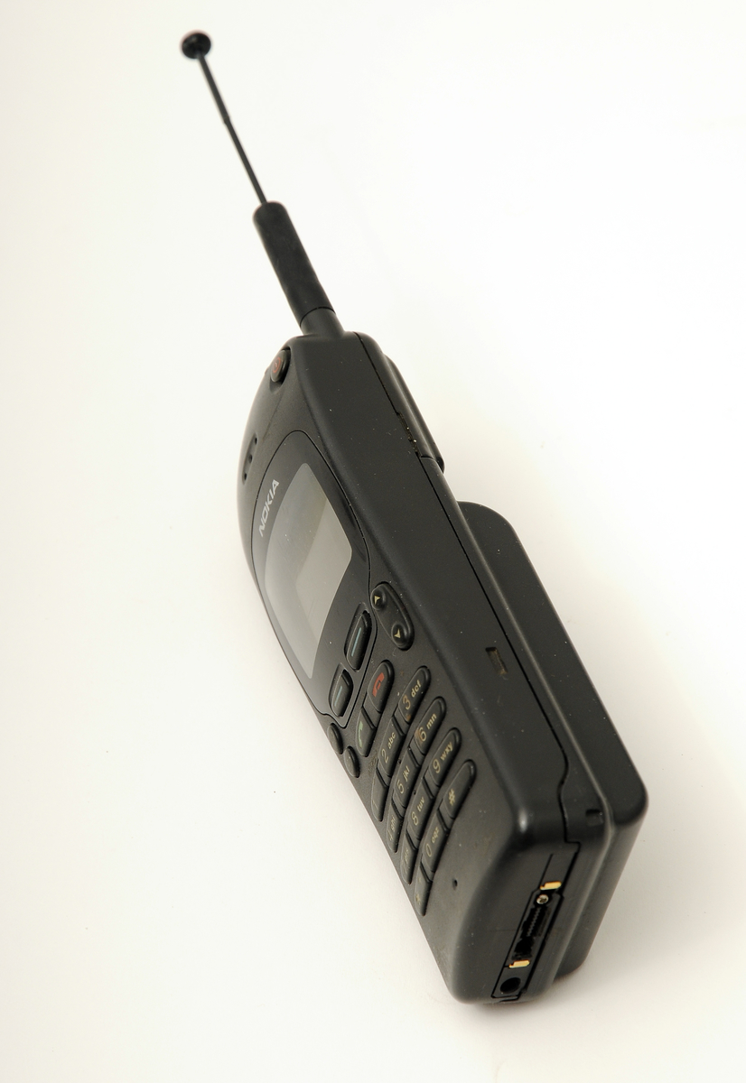 Mobiltelefon av merket Nokia. Telefon anvendte det såkalte NMT 450 systemet. Med fast og utdragbar antenne.