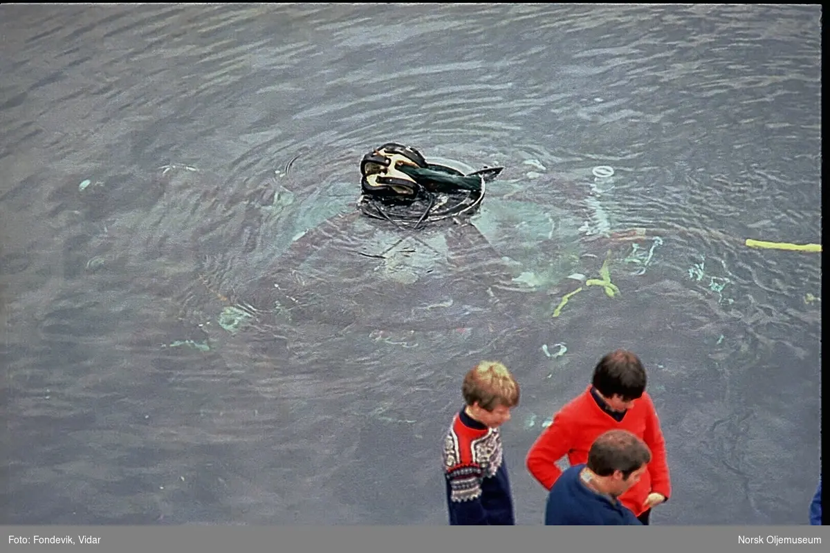 Miniubåten "Check mate" er så vidt under vann utenfor kaianlegget til 
NUI's dykkesenter i Gravdal utenfor Bergen.