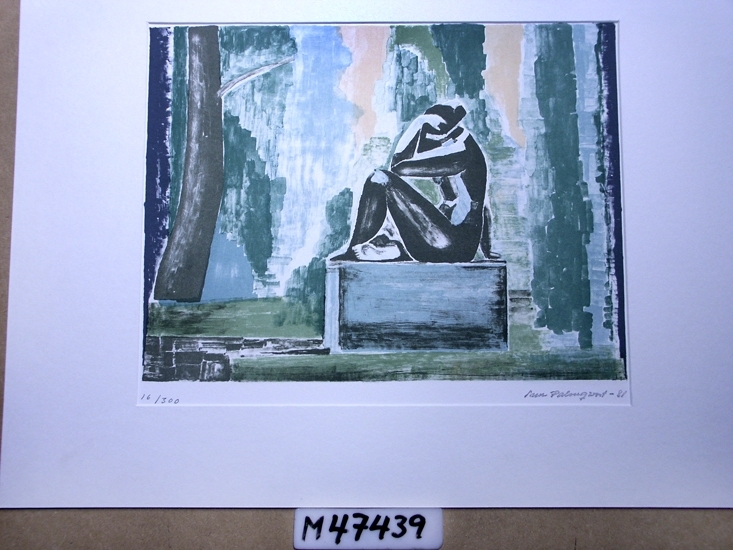 Litografi.
Bilden domineras av en sittande skulptural kvinnokropp 
med postament i brunt och grönt. Bakgrund med brun trädstam 
och vertikala gröna färgfält.