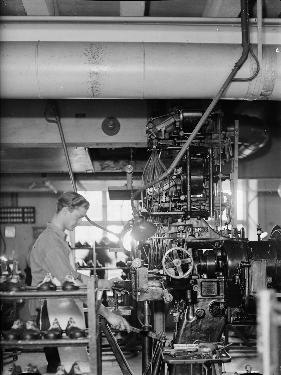 Arbete vid maskin - AB L E Larsson & Co, kvarteret Heimdal, Svartbäcken, Uppsala 1945
