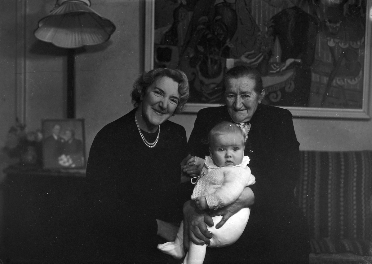 Marit Hogness, hennes datter Marie Aas Juberg, og hennes oldebarn Iver Nordhuus