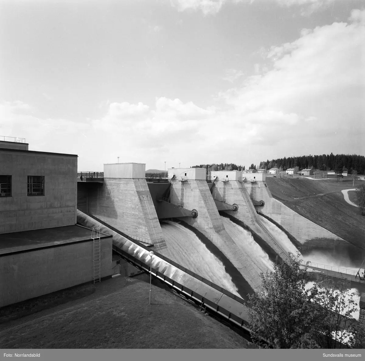 Stor grupp bilder från Bergeforsens kraftverk med omgivningar tre år efter att det tagits i drift. Exteriör- och interiörbilder.