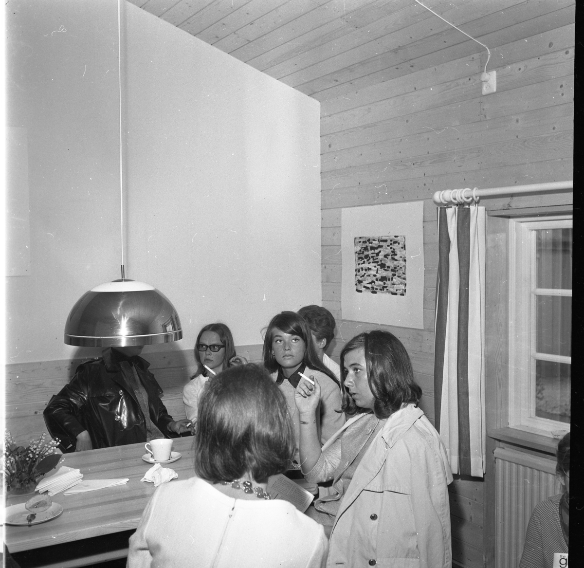 Grännaskolans första elever i skolans gillestuga i samband med avslutning 1964.