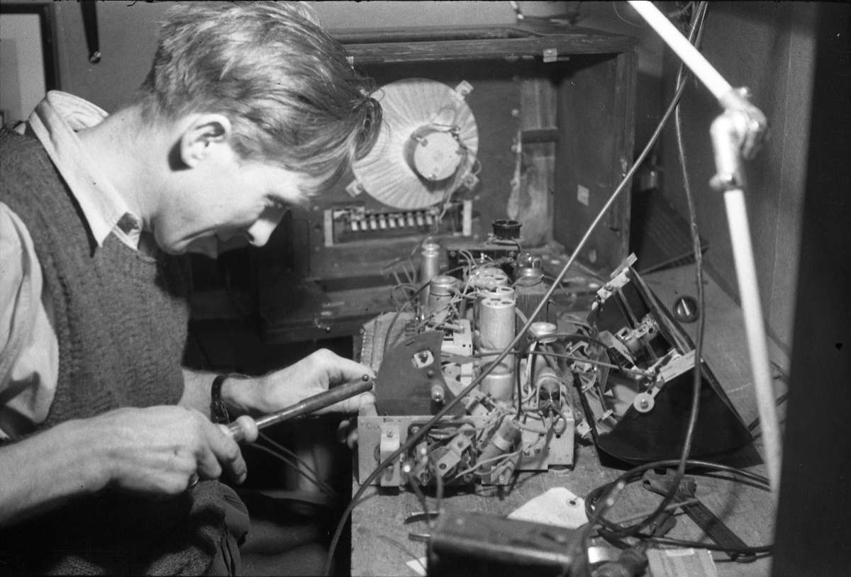 Radioreparasjon trolig hos Lena Foto & Radio mai 1952. Mannen er sannsynligvis Sverre Narum.