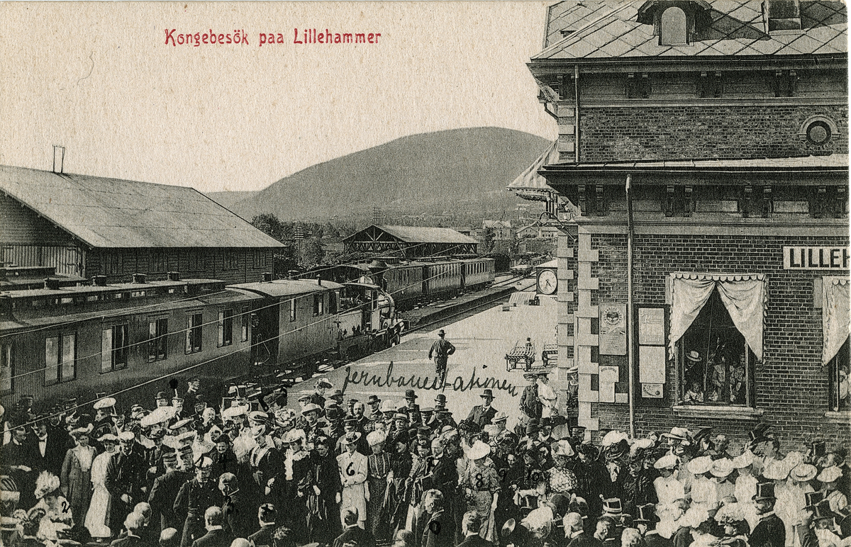 Postkort: Kongen på Lillehammer stasjon ved kroningsreisen i 1906