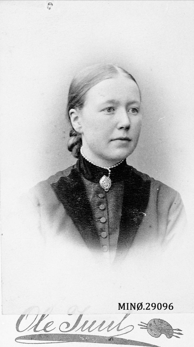 Portrett av kvinne. Hanna Klokkerhaug. 
