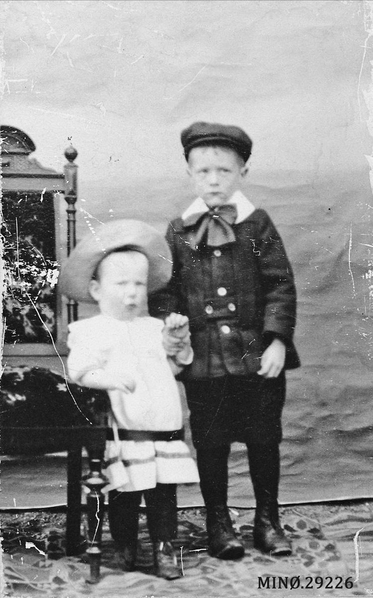 Portrett av to små gutter. Håkon Eggen og Einar Kveberg. 