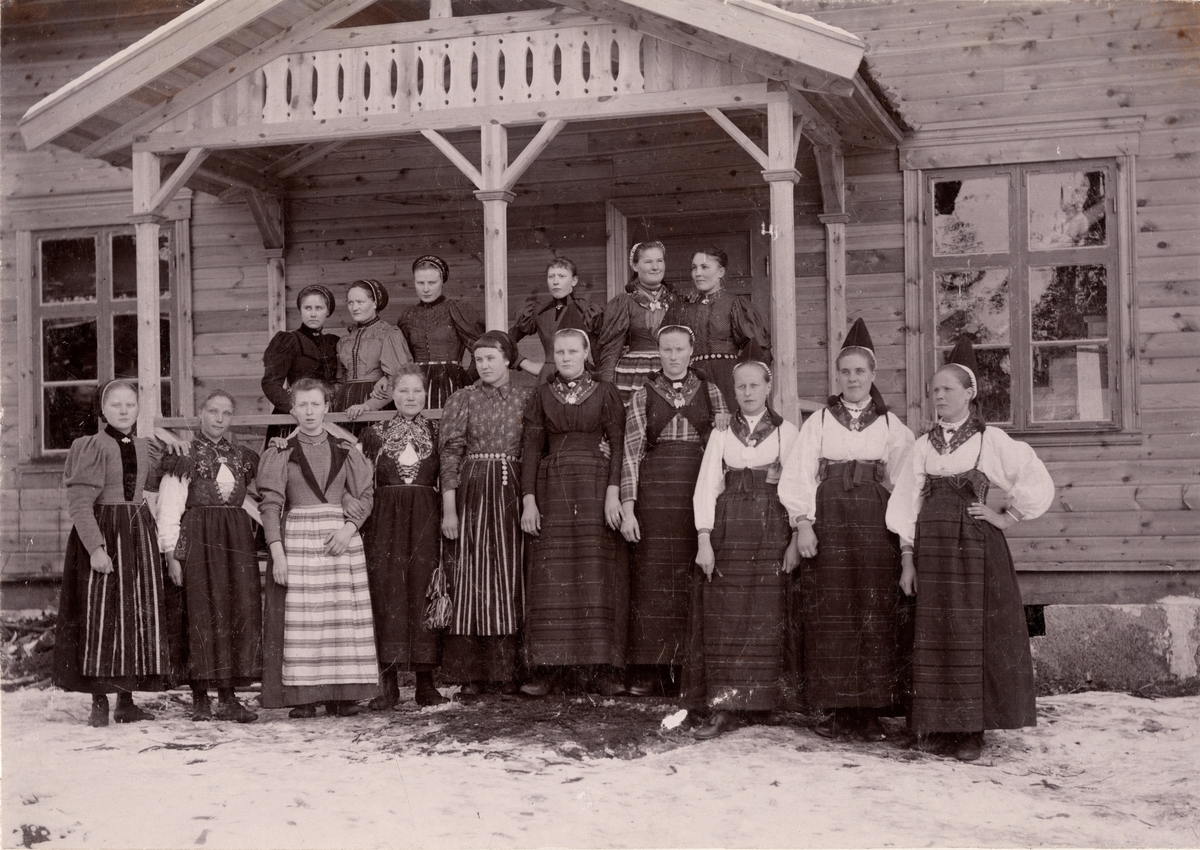 Kvinnor i högtidsdräkter, Kohlswa fältspatgruva, 1890-talet.