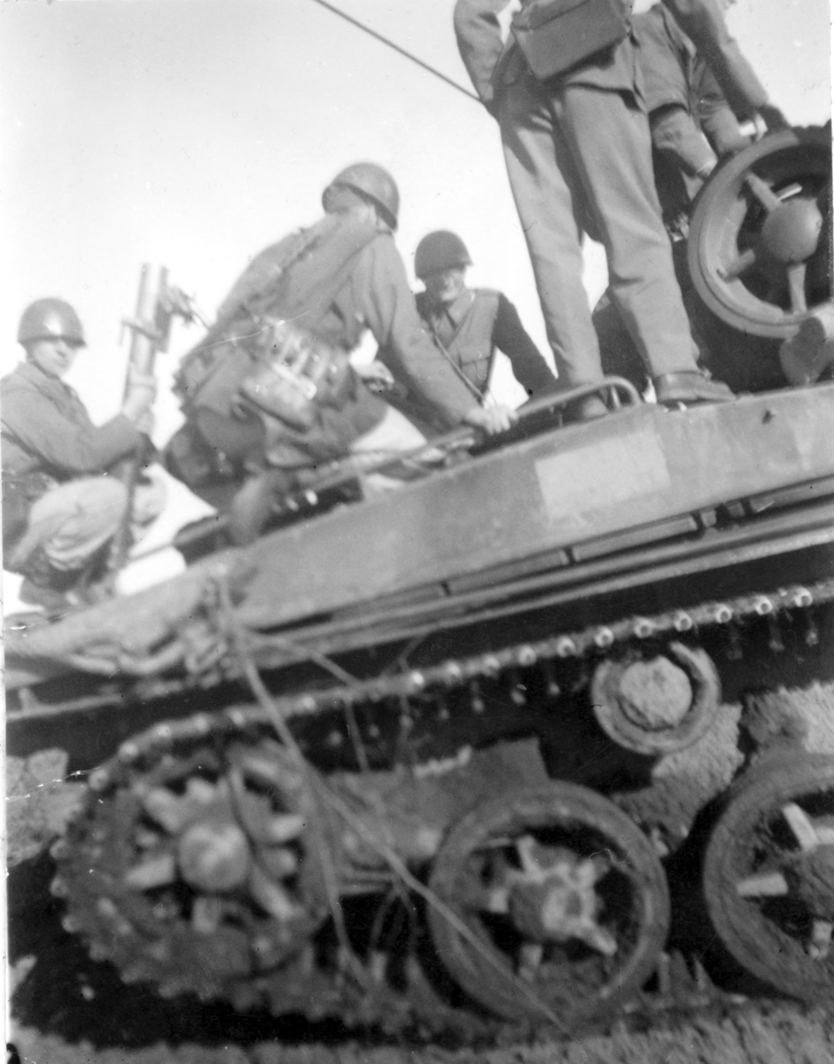 8 cm granatkastare monterad på bakpansaret till stridsvagn m/42, bemannad av följelinjen på Furirskolan.
