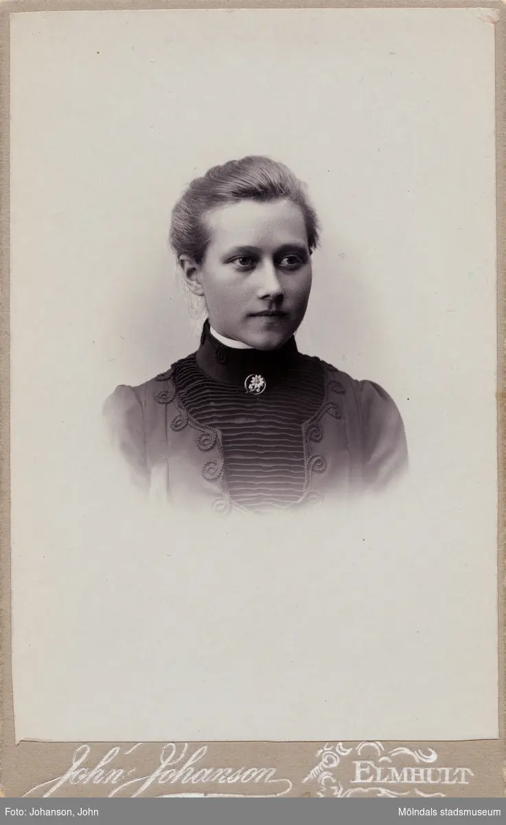 Porträttfotografi av Hilda Ny (1883 - 1966), senare gift Börjesson, därefter Hallgren. Fotografiet är taget ca 1903.