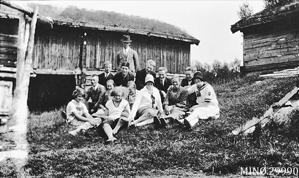 Gruppebilde; på kjørbrua mot gamlefjøset, bak gammelstallen; (gården Langsjøvoll, i Øversjødalen).