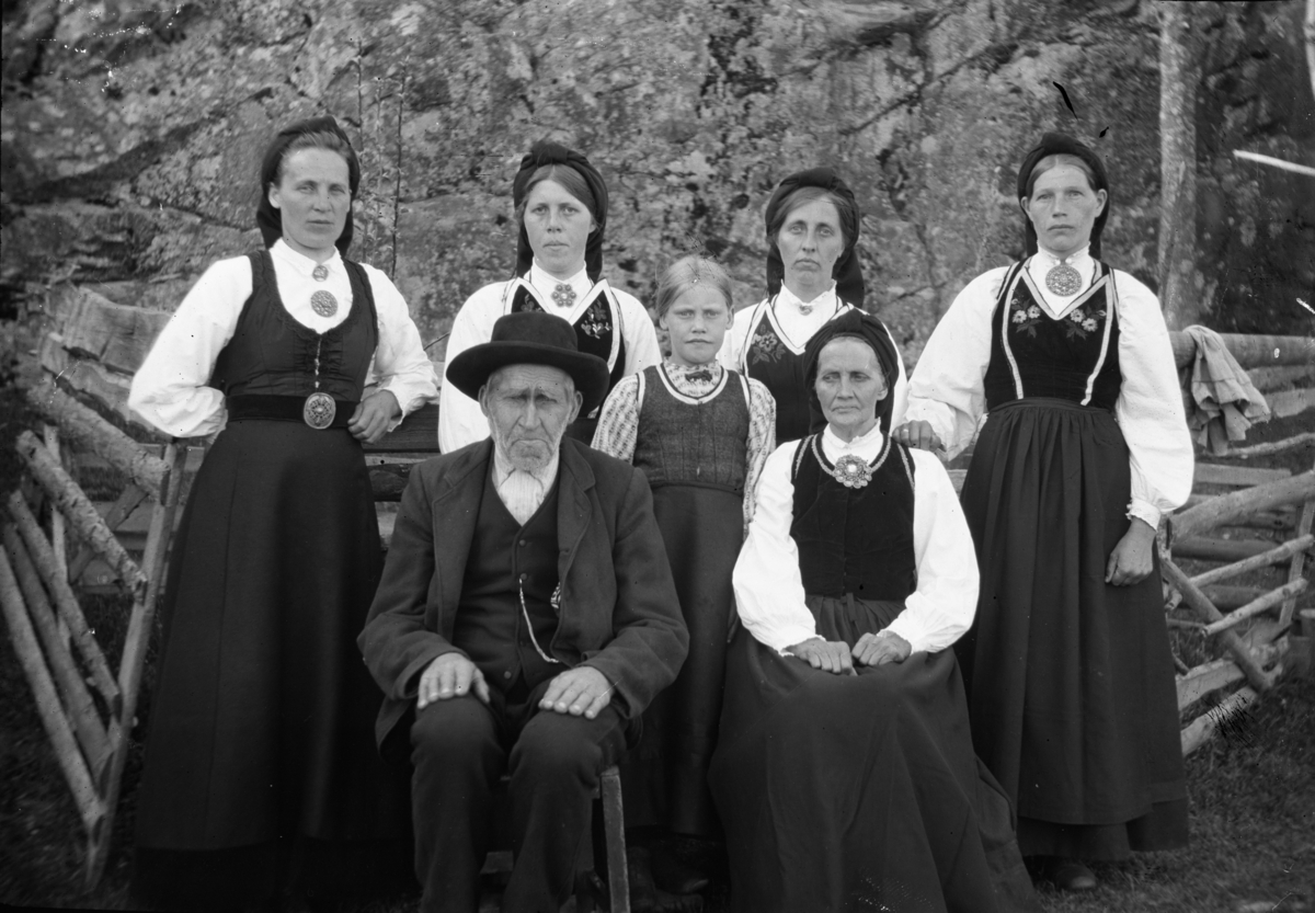 Rikard Berges fotoarkiv. Gruppeportrett, "Berge-folk". Olav Berge foran fra venstre, Seljord. Fotografert 1915.