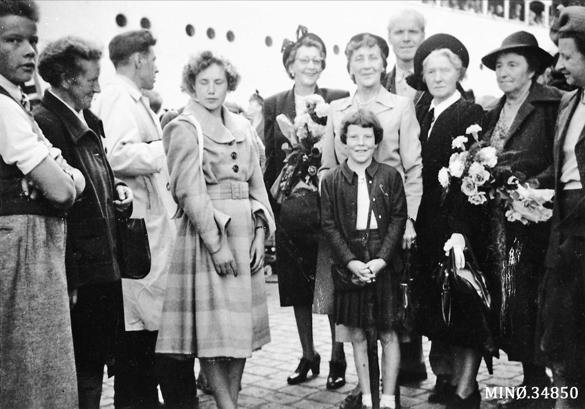 Anna Knutsdatter Røe Fløtten ved avreisen til Amerika. Hun var der først en periode fra 1948-1953. 