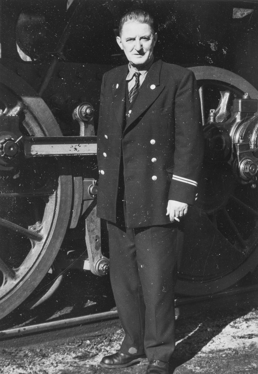 Lokomotivfører Gustav Magnus Pedersen foran damplokomotiv type 63a nr. 5032.