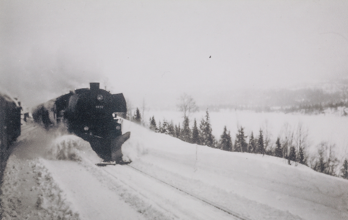 Kryssing på Sefrivatn stasjon. Utsikt fra lokomotivet. Møtende tog trekkes av damplokomotiv type 63a.