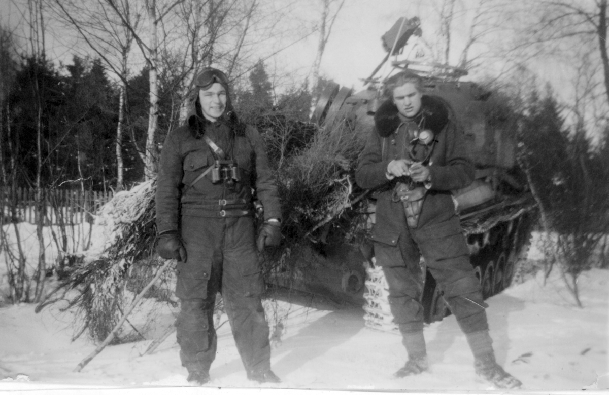 Vinterövning i Skövdetrakten med elever på furirskolan 1948.
Korpralerna Beckman P 4 och Danielsson P 3.