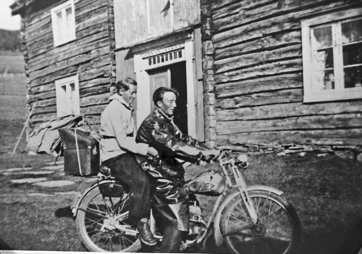 Alfred Moen på motorsykkel med trekkspillet og kjæresten Helga Johaug.