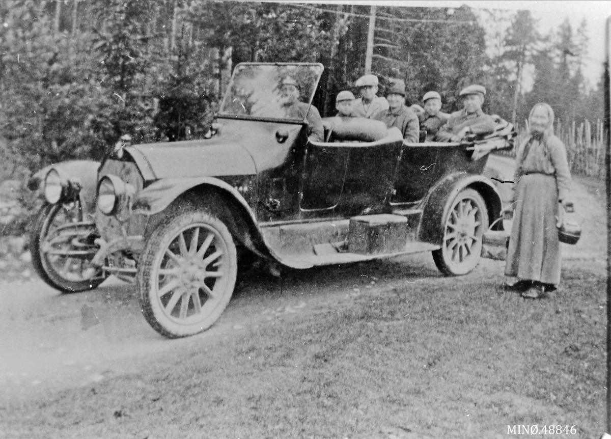 Personer på biltur (1912 - Bentz). Lars Sandbakken. Rutebil Hanestad - Øvre Rendalen