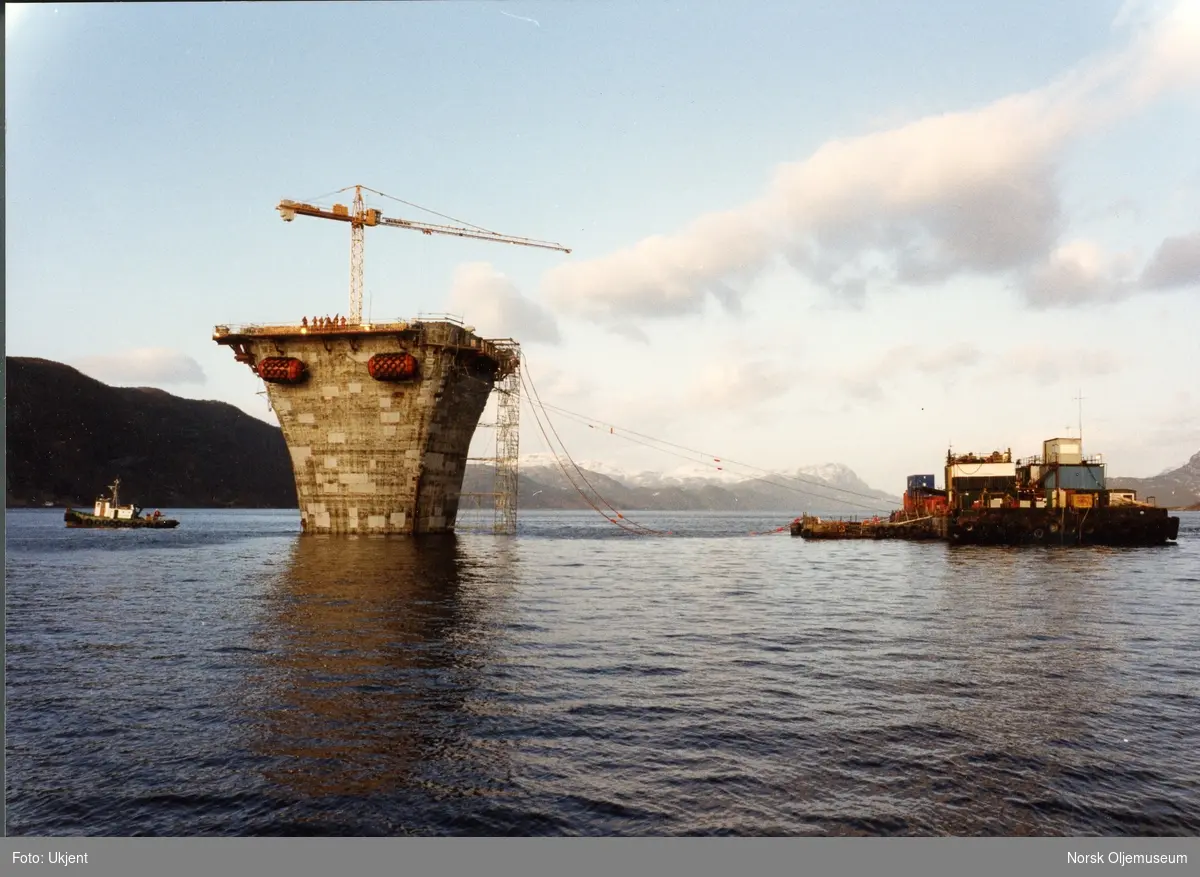 Betongunderstellet til  Draugenplattformen er ferdig bygget og nedsenket i Yrkjefjorden i Vats, klar for å kobles sammen med ståldekket. som er bygget i Stavanger.