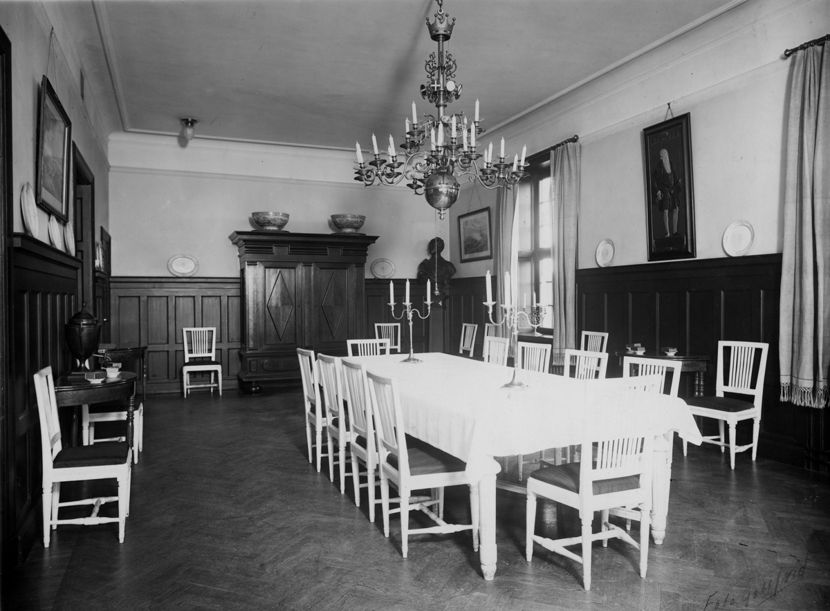 Lilla matsalen mot köket. Bedömt 1920–30-tal.