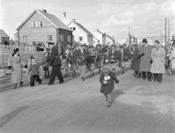 Vadsø 17 mai 1952. 17.mai-toget går gjennom Oscarsgate fra ø