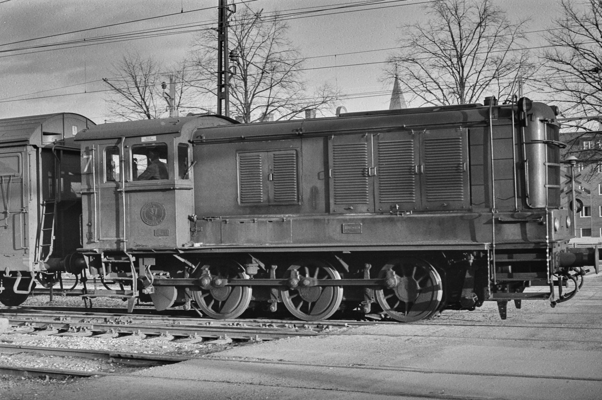 Svensk, dieseldrevet skiftelokomotiv type V3 nr. 37 i Gävle i Sverige.