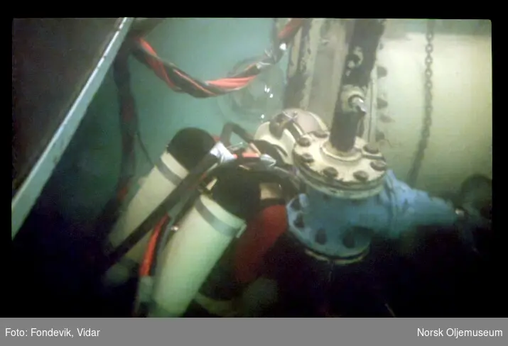 Dykker i arbeid ved NUI's dykkesenter utenfor Bergen. Senteret brukes i forbindelse med forsøks- og testdykking samt utvikling av arbeidsmetoder under vann.
